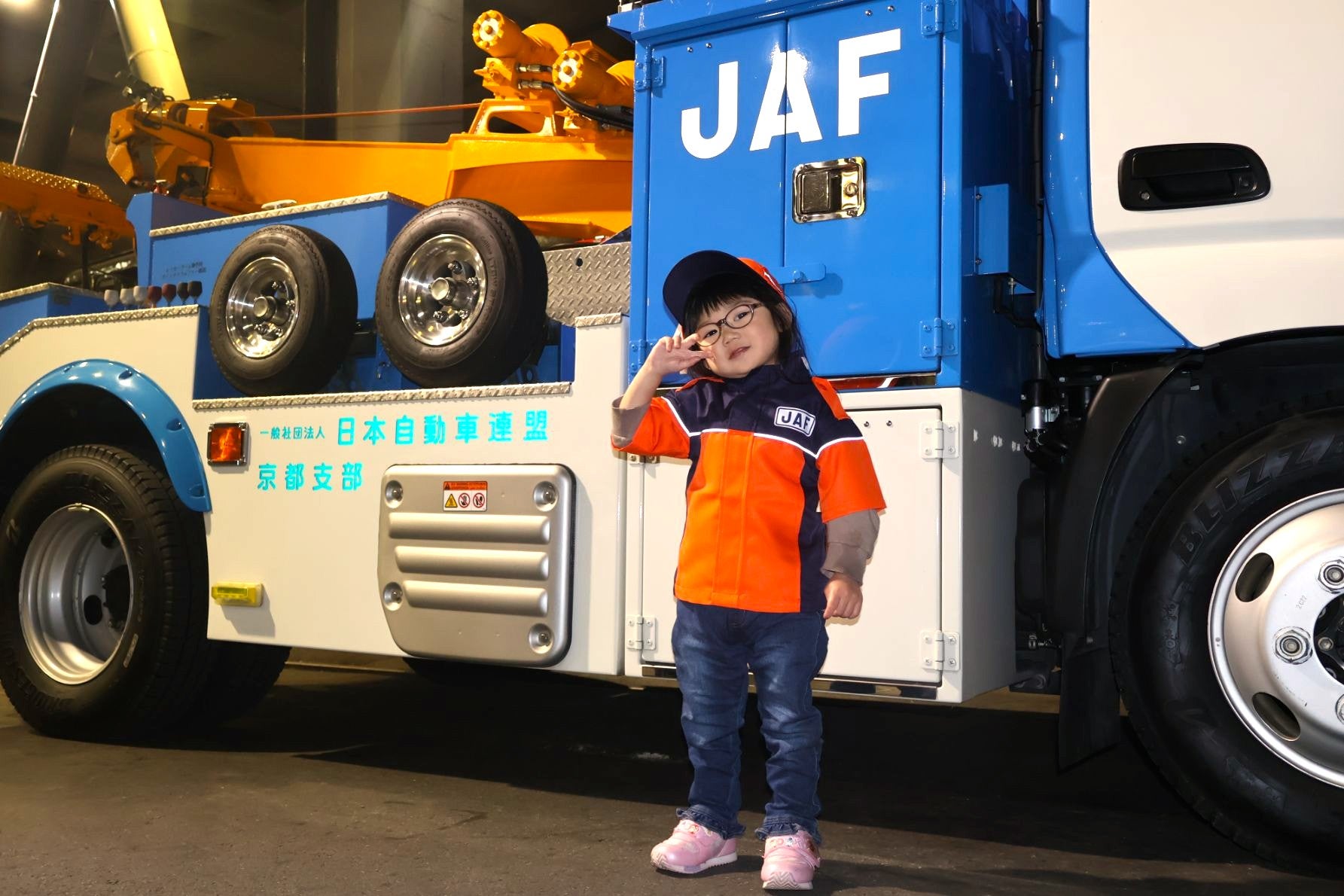 京都鉄道博物館に展示されたJAFのランドクルーザーと、キッズ用隊員制服を着て記念撮影する子ども。かわいすぎる。