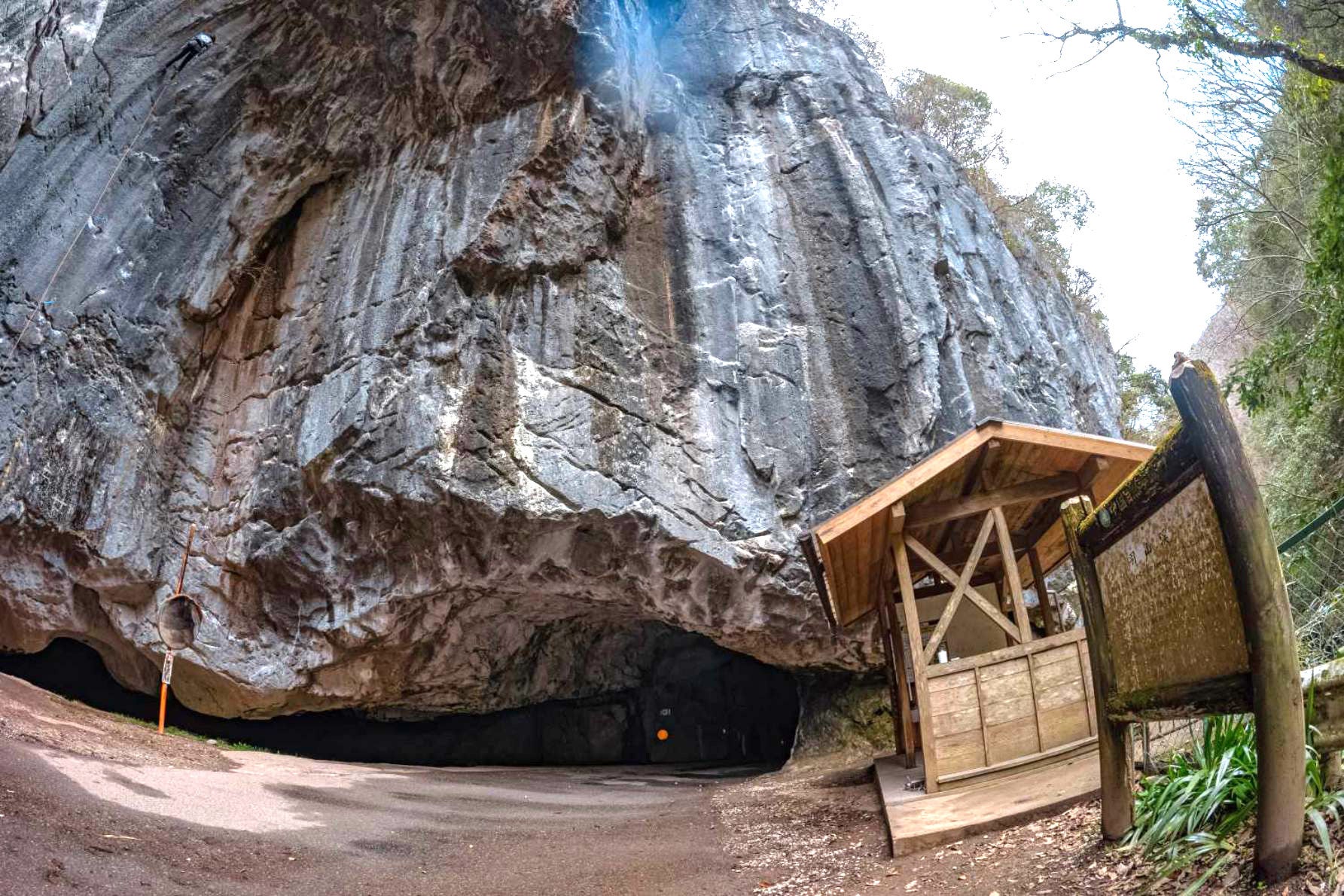 よく見ると左上の岩壁に人が！