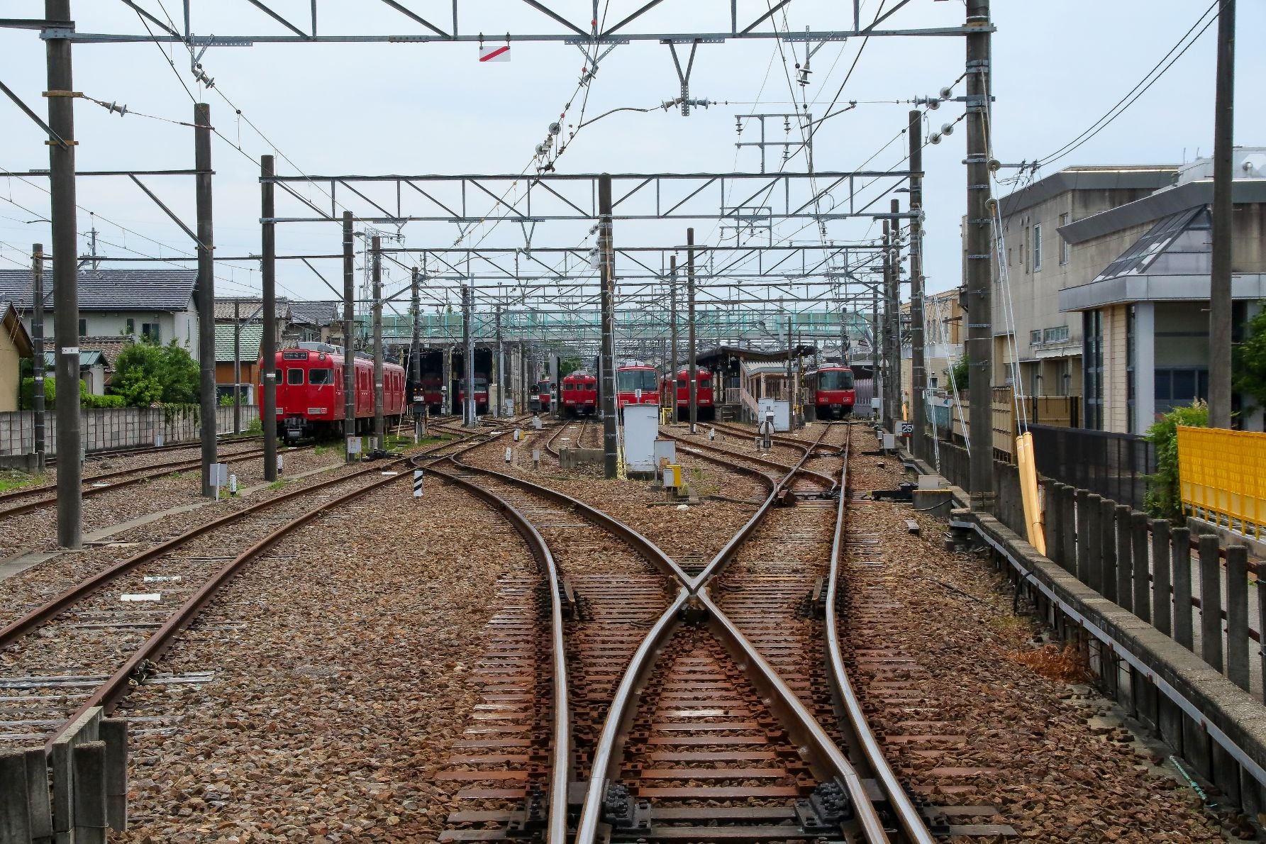 名鉄三河線の猿投駅は山線の終着駅として地元を支えている。さらに山側へと続くレールは現在も残ったままだ
