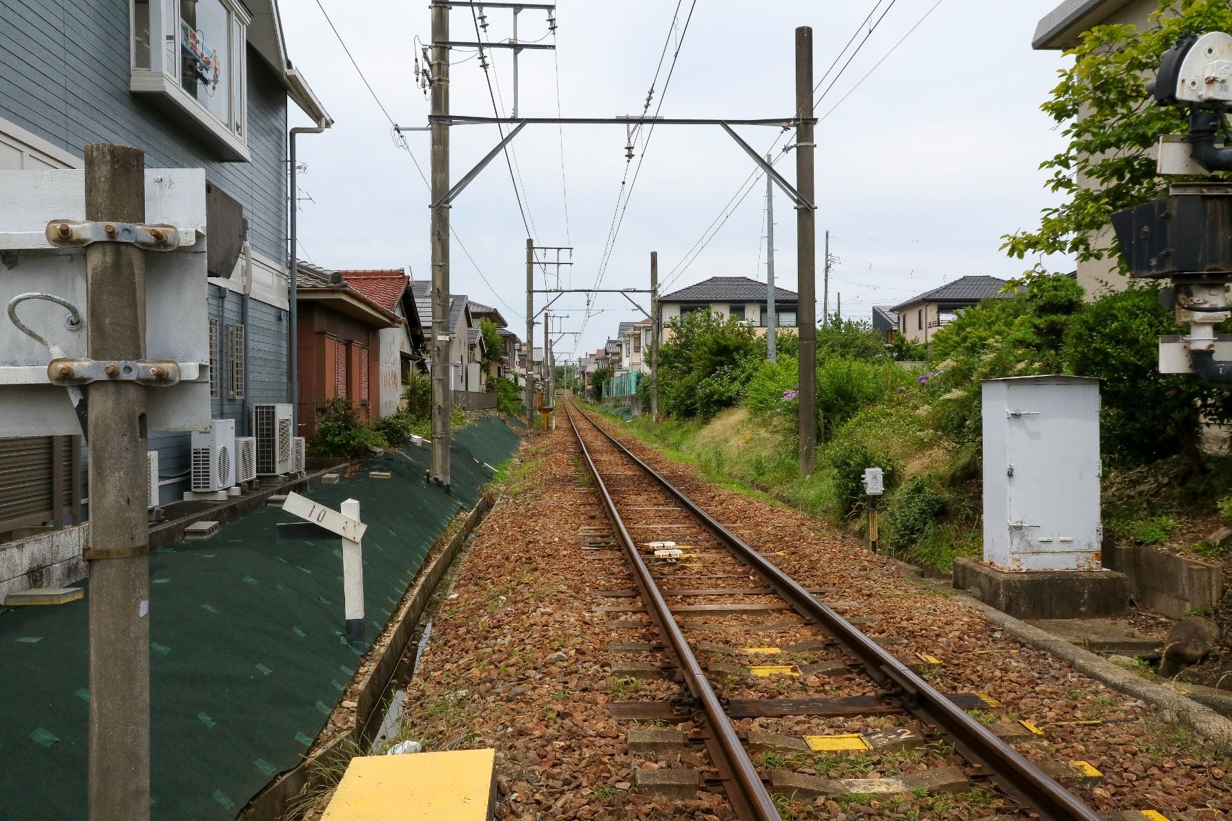 猿投駅から山側へ向かうレールはき電線が残っている場所も存在する