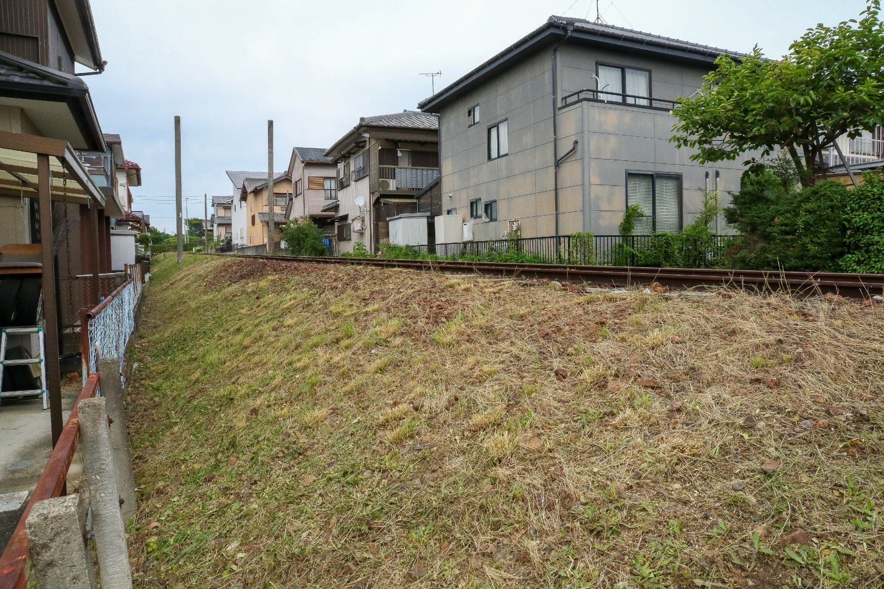 住宅街の間を通るレールは残っているが、架線は撤去されていた