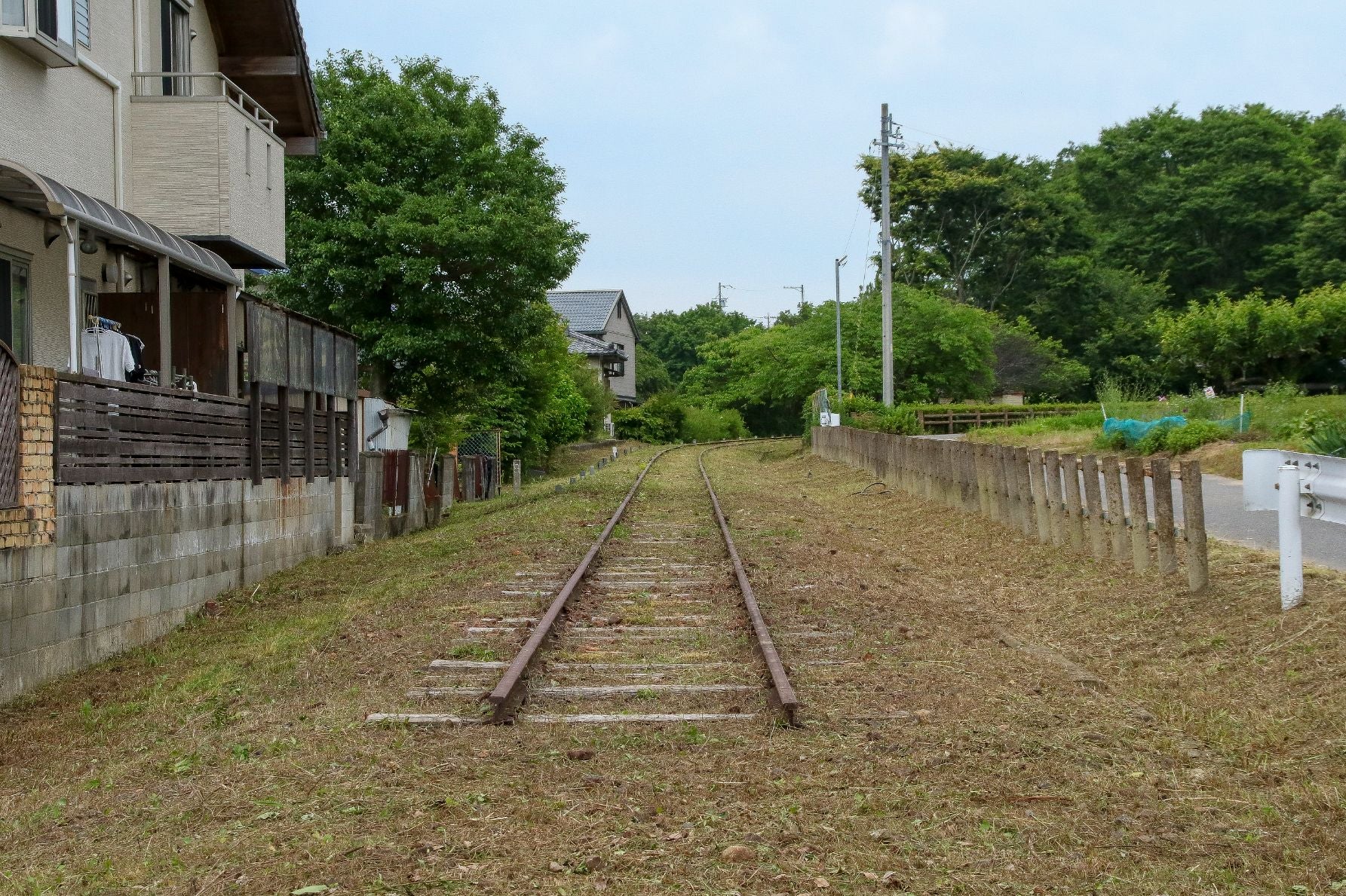 歩道化されていないレール跡も猿投駅周辺には残っている