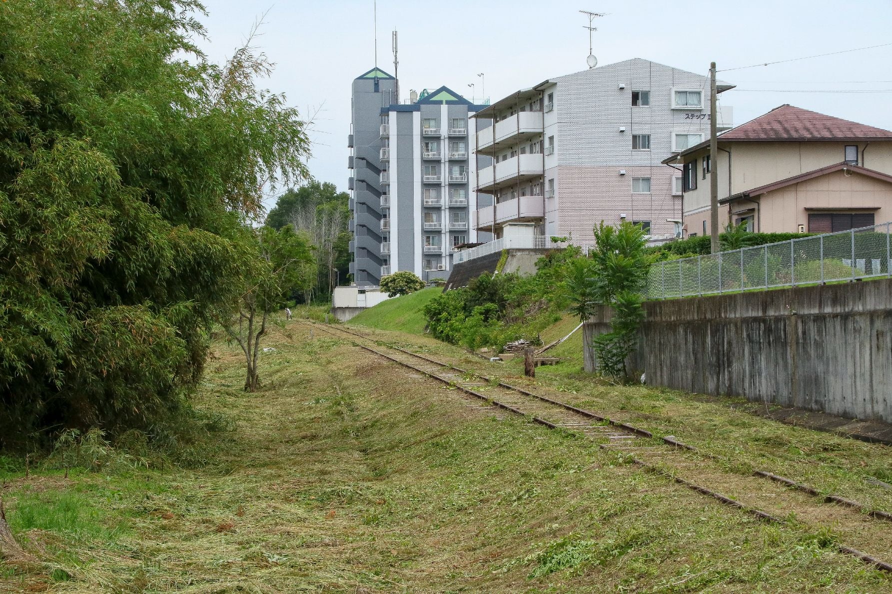 住宅街に近い箇所は一部が遊歩道化されている