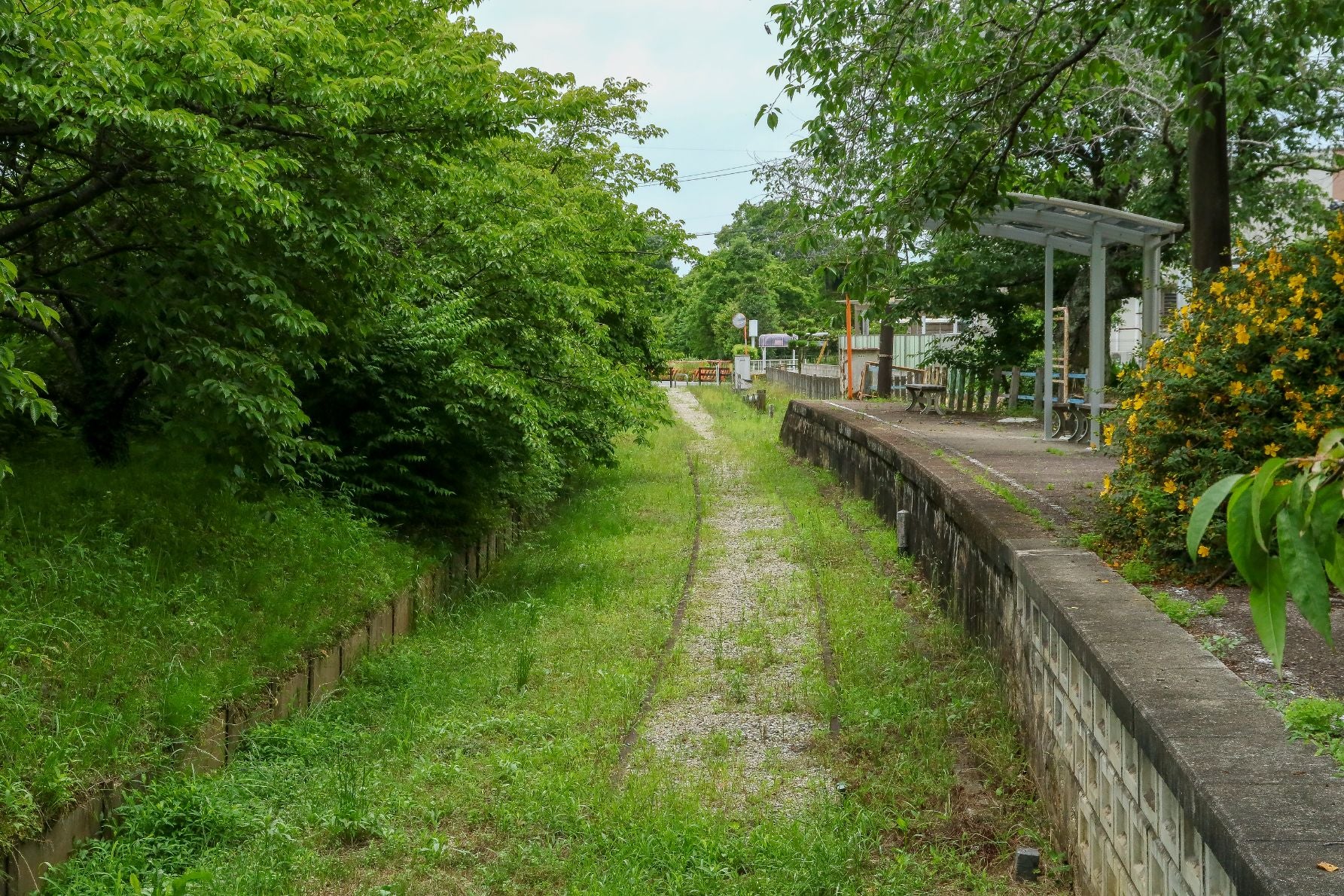 旧三河御船駅はふれあい広場として、ホーム全体が再活用されている