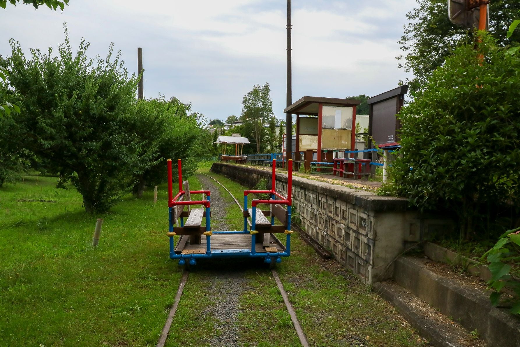 線路上を自由に移動できるトロッコが置かれたままになっている