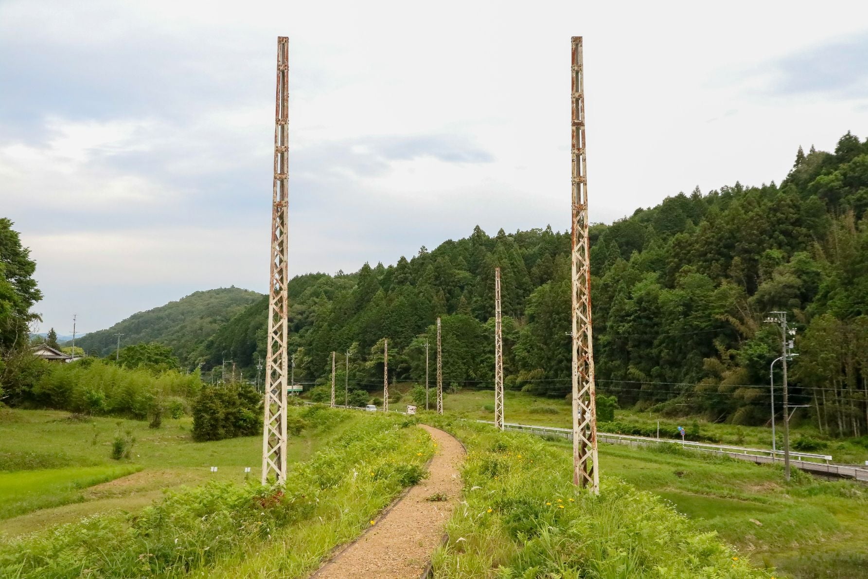旧西中金駅の線路側は遊歩道の起点だ。公衆トイレも設置されている