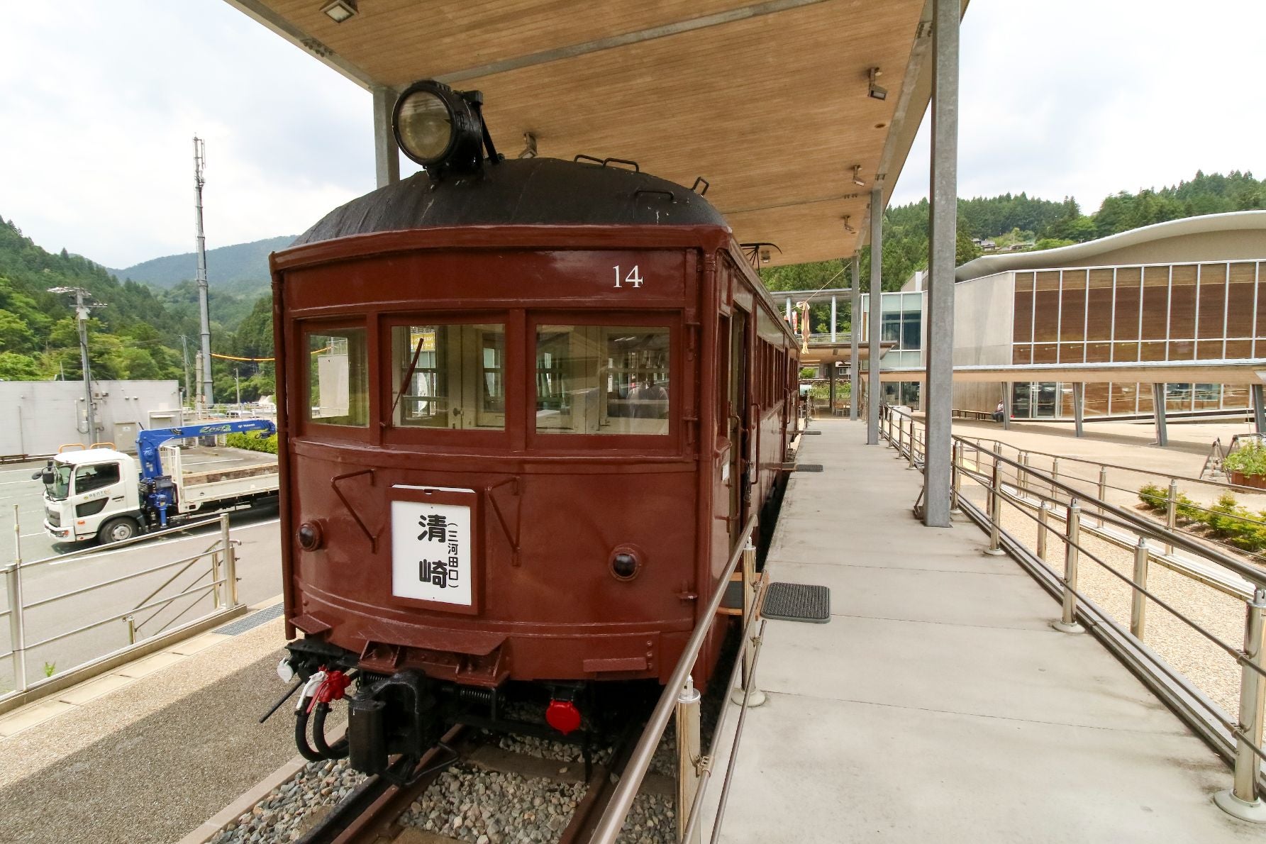旧奥三河郷土資料館にて保存されていた「モハ14型」は令和3（2021）年に「道の駅したら」に移転する際にリフレッシュされ展示されている