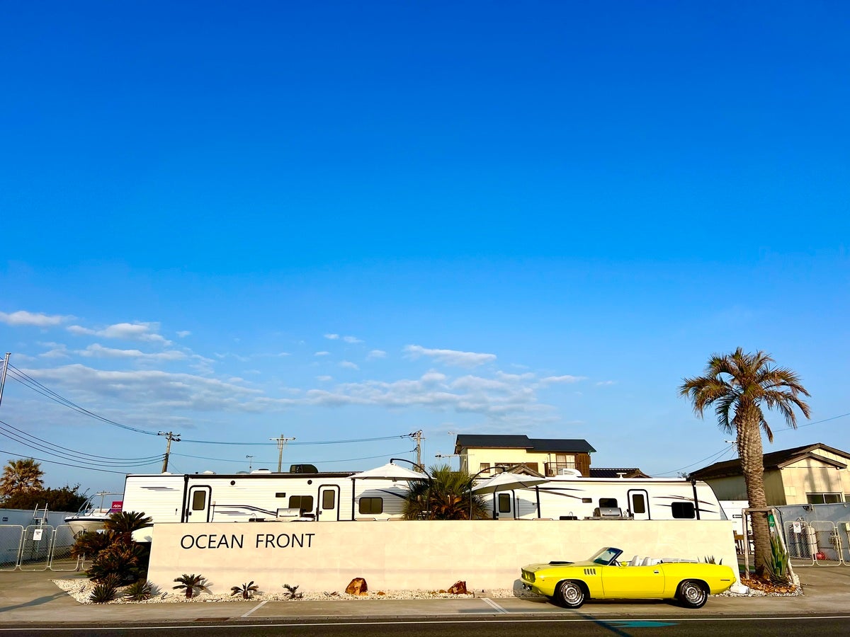 RVパーク管理棟の白い建物