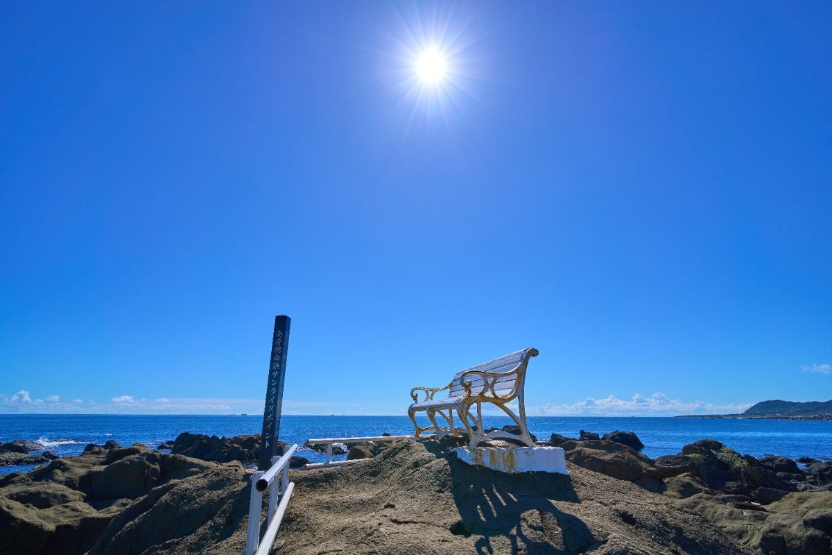 白浜野島崎園地の岩礁に置かれたベンチ