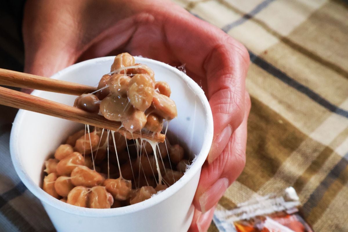 カップ納豆を混ぜている写真