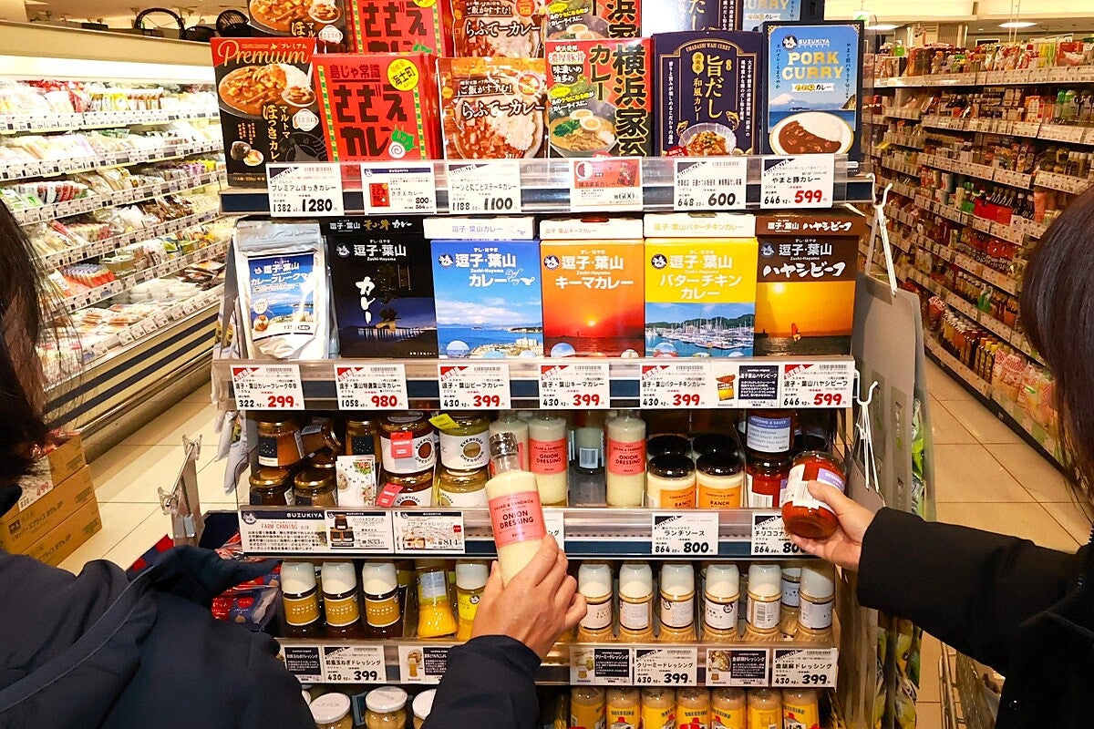 スーパーの棚で商品を手に取る女性2人