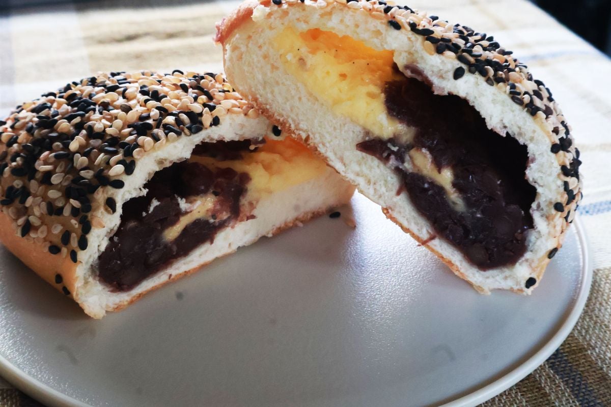 半分に切って皿に載せたあんぱん