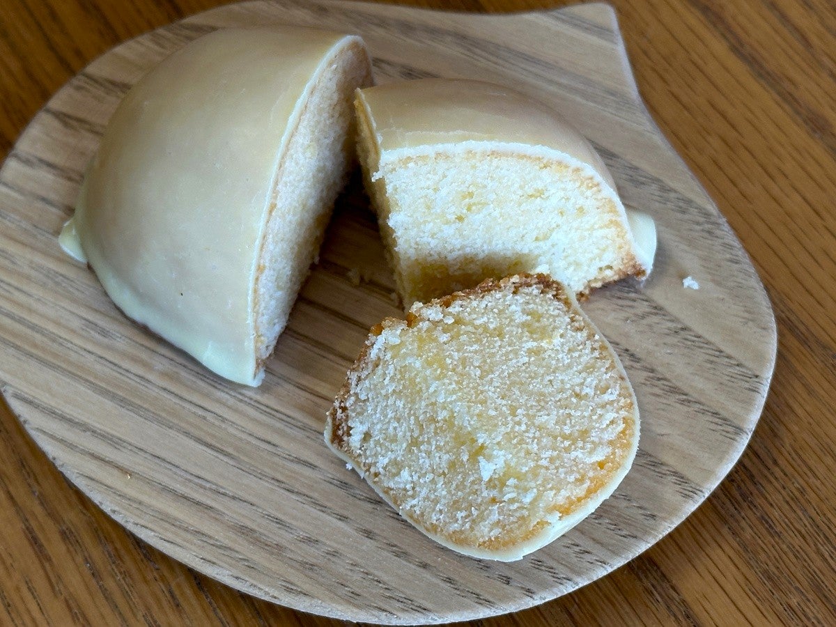 切り分けて皿に載せたレモンケーキ