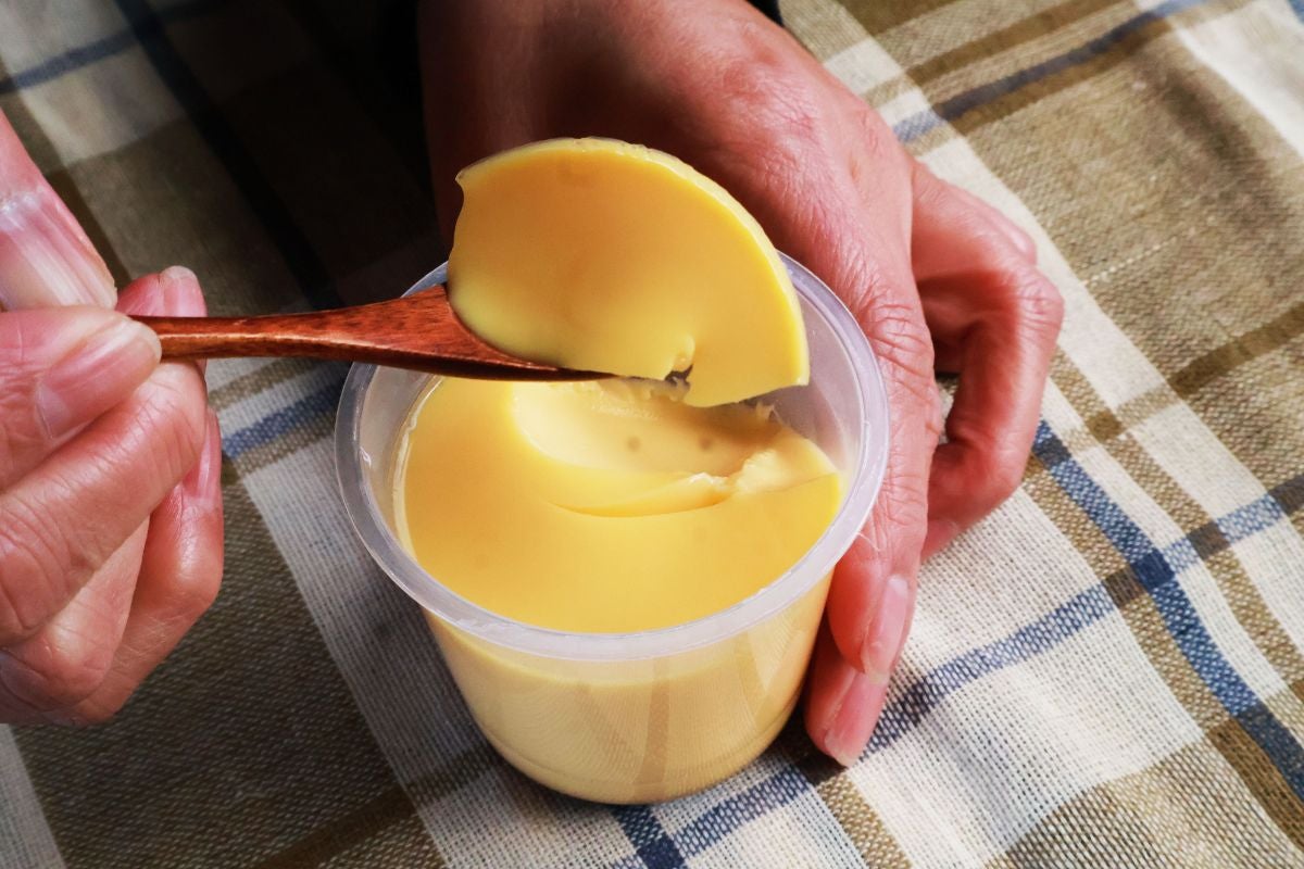 カッププリンをスプーンですくった写真