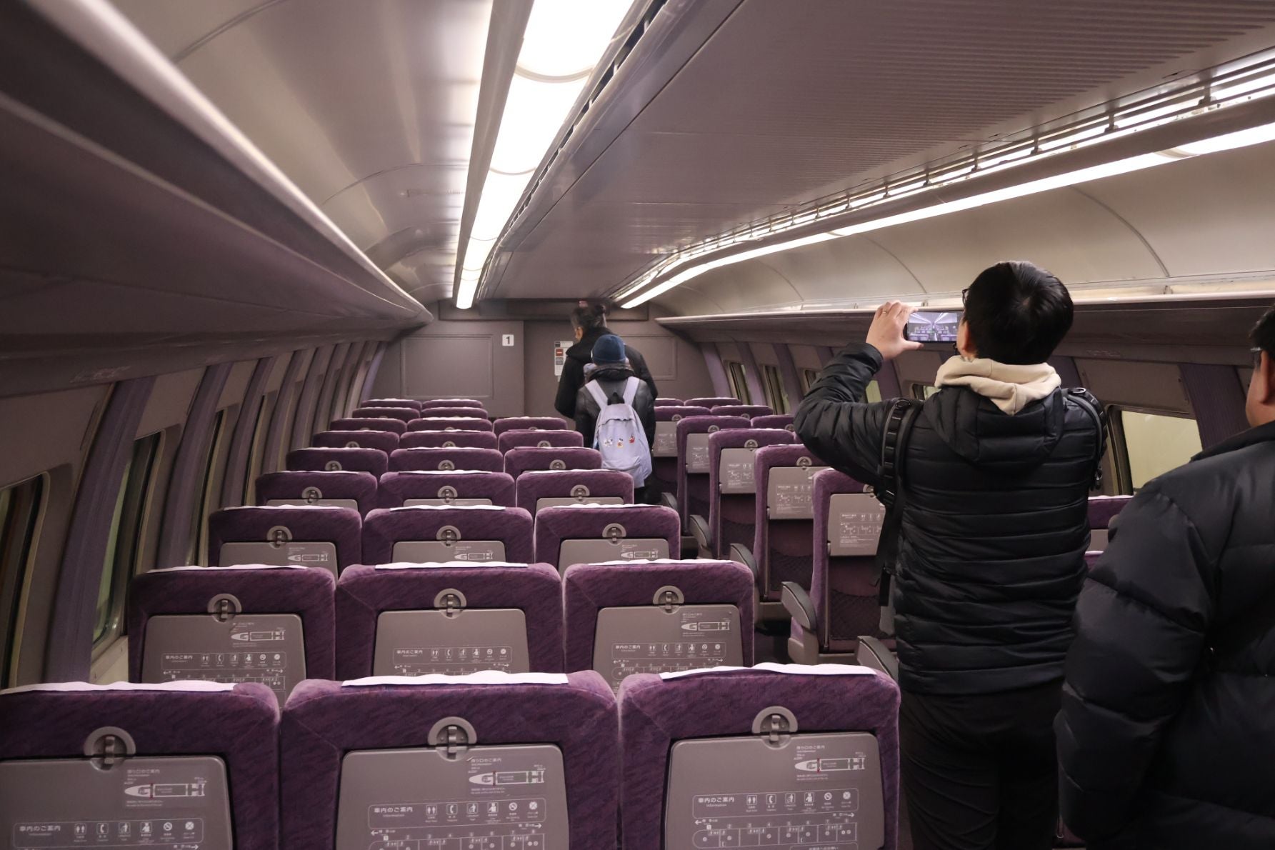 【非公開車両の内部】 通常は立ち入り禁止となっている貴重な歴史的車両の車内で、当時の内装を興味深く観察する参加者。