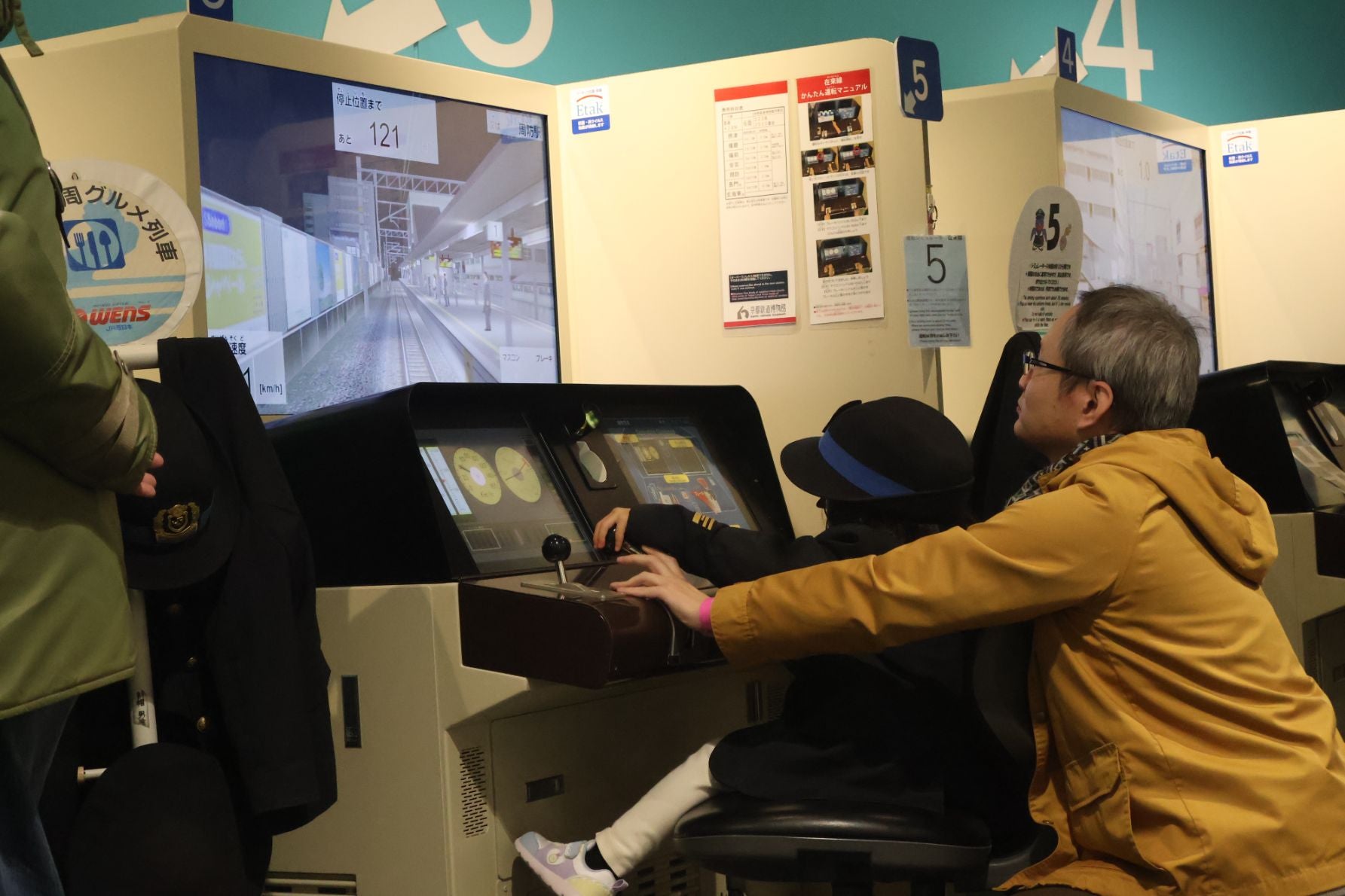 【運転シミュレータ体験】貴重なシミュレーターを楽しむ様子