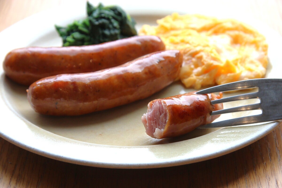 皿に載せたソーセージとスクランブルエッグ＆ほうれん草ソテー