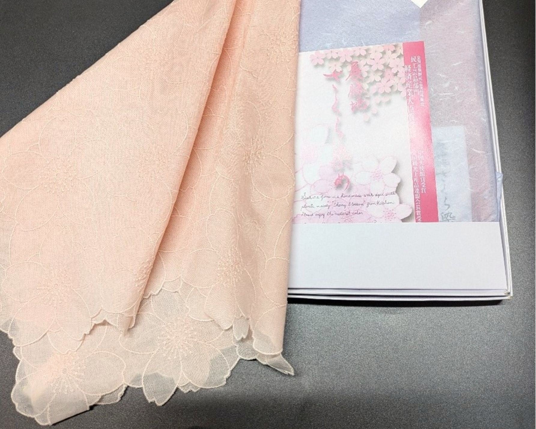 さくら染めレースひざ掛け