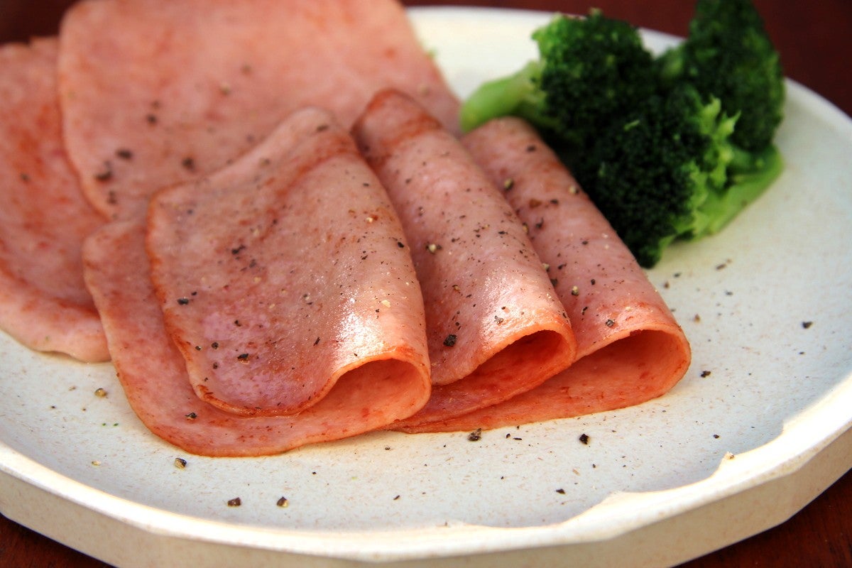 皿に載せた焼きポークハム