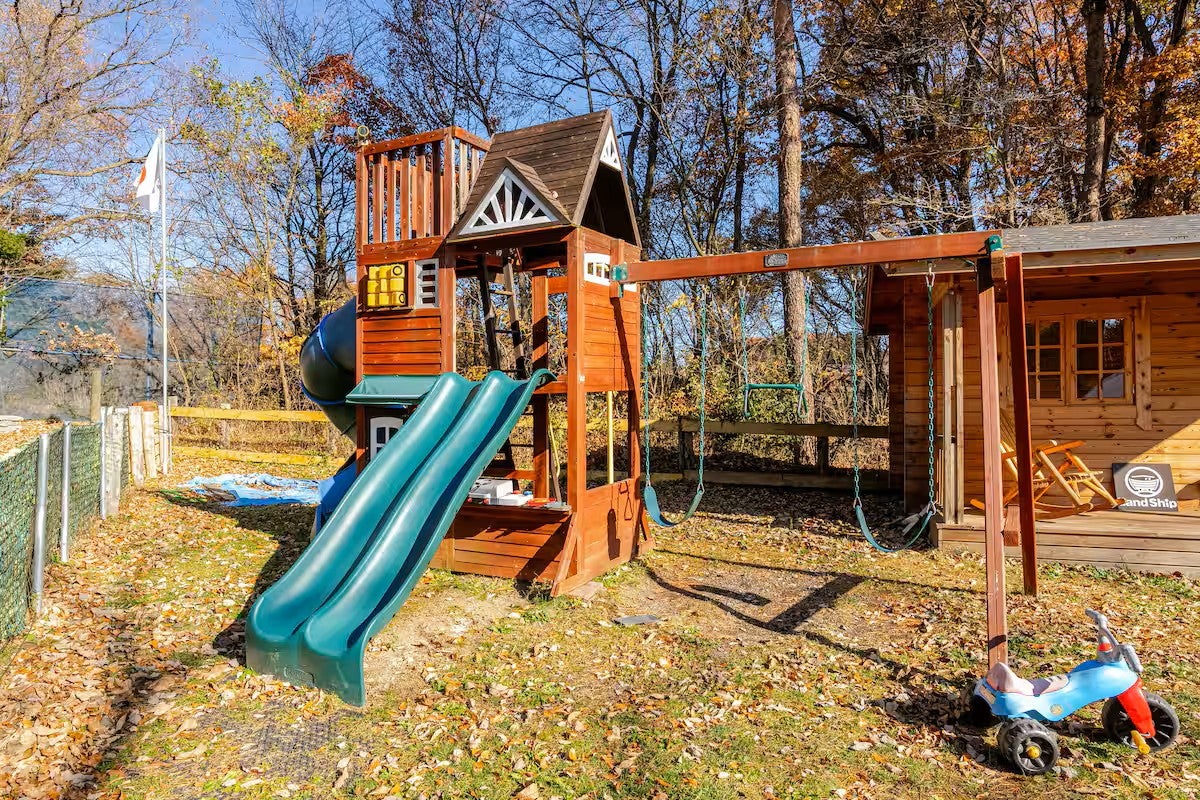 フィールドに設置された子供用遊具の写真