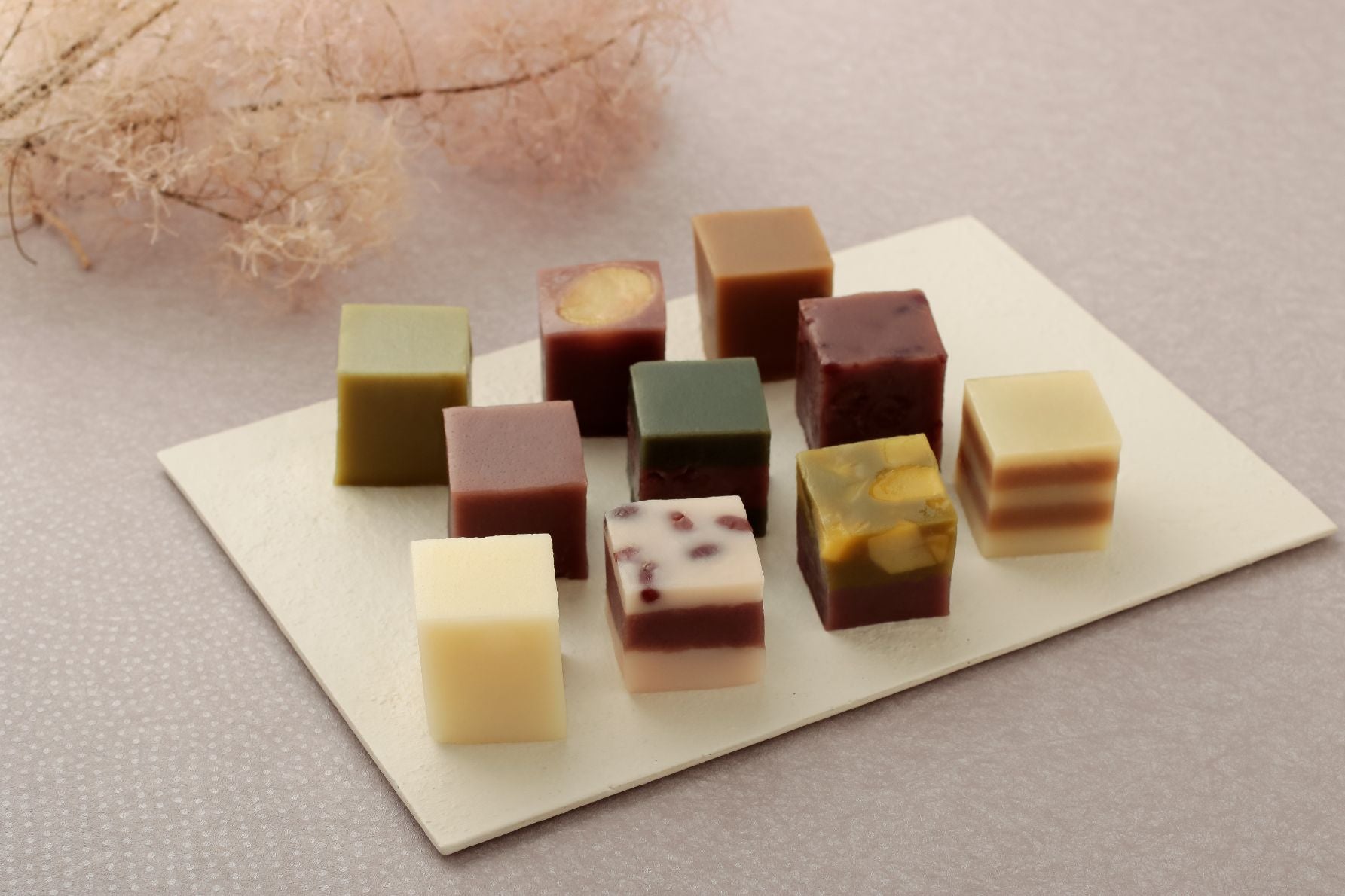 虎屋ういろ「定番ういろ」をそれぞれ小口切りにしたもの