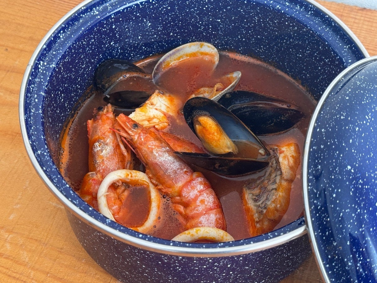 鍋に入ったブイヤベース