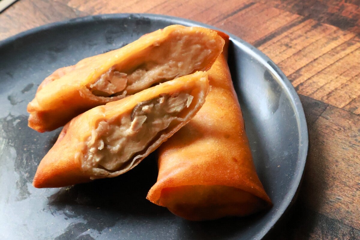 半分に斜めに切って皿にのせた春巻き