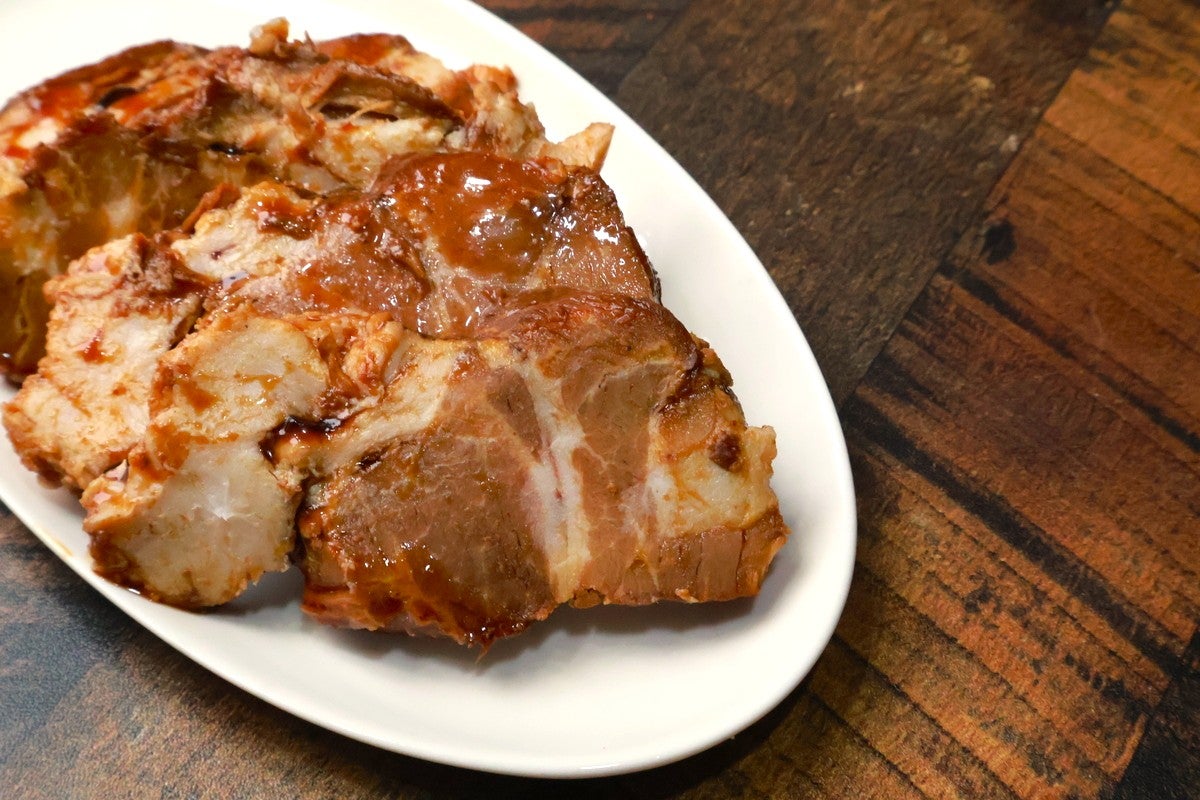 切って皿にのせた煮豚チャーシュー