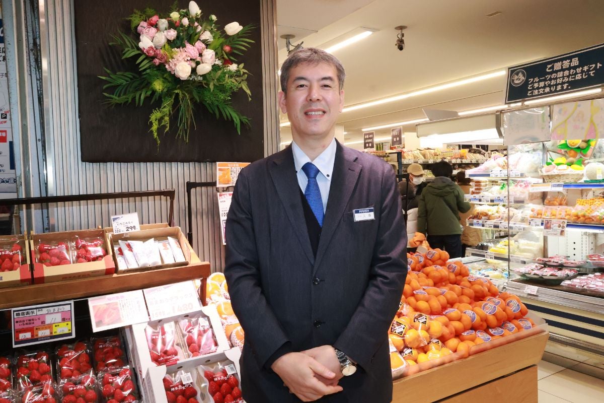 スーパー店内で撮影した男性店長