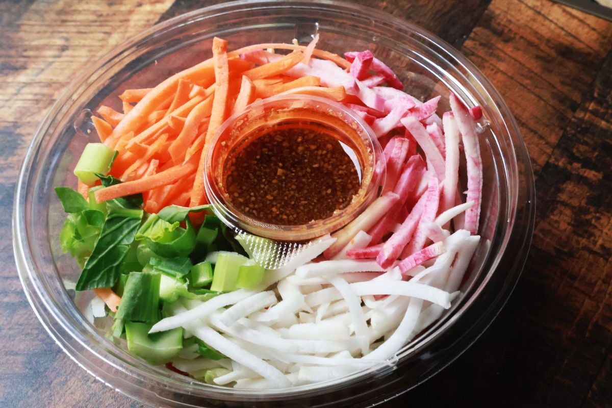 プラ容器に入ったサラダ