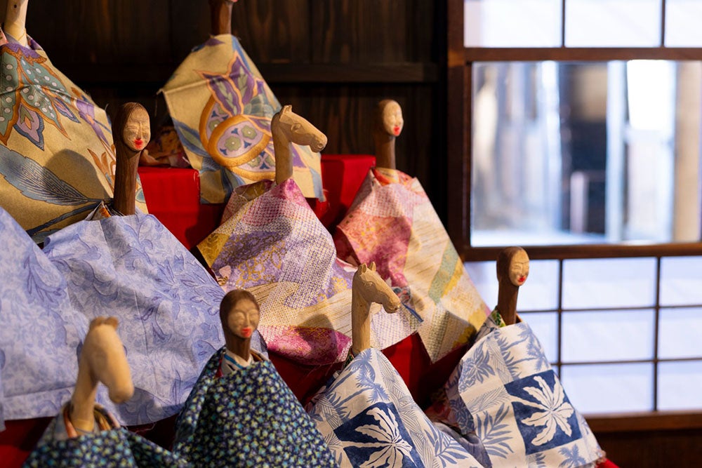 色とりどりの布に包まれたオシラサマの木像