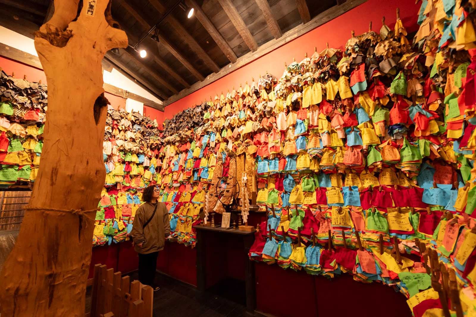 遠野伝承園のオシラ堂に祀られた、1000体のオシラサマ（御蚕神）の圧巻の光景