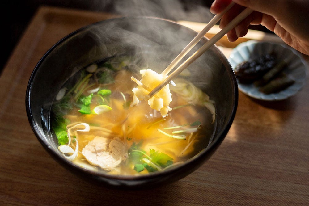 岩手県遠野市の郷土料理「ひっつみ」。鶏だしベースの温かいすいとん