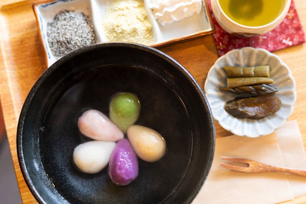 五色の餅菓子「彩りけいらん」。遠野に伝わる慶事の郷土料理
