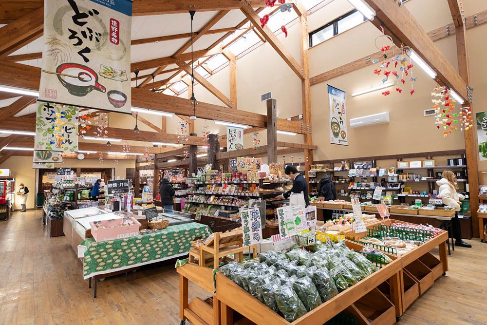 全国満足度4位！岩手県遠野市「道の駅 遠野風の丘」の広々とした店内