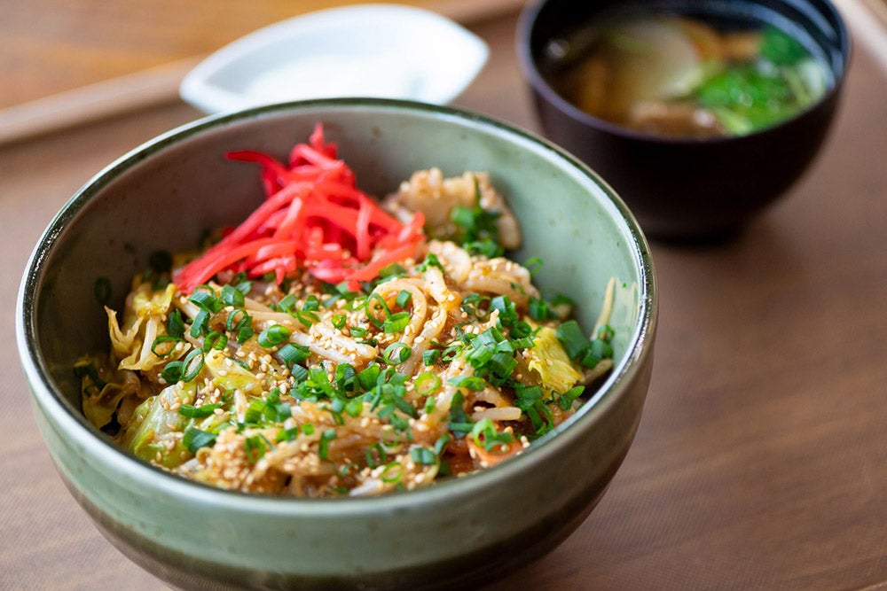 遠野風の丘で人気の「南蛮辛子味噌飯」。地元産野菜とピリ辛味噌の丼