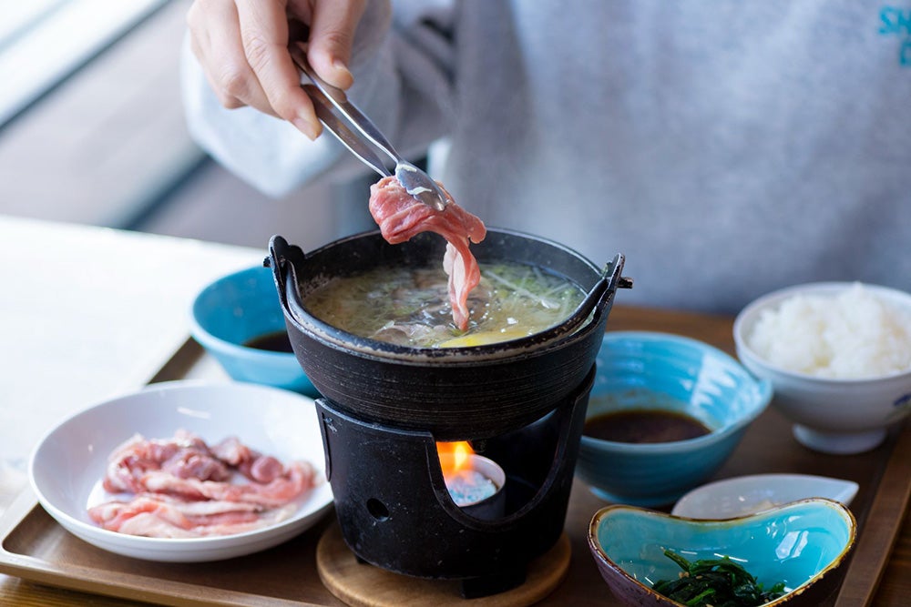 遠野名物「ジンギスカン」などが味わえる、道の駅内のフードホール「とおのごはん」