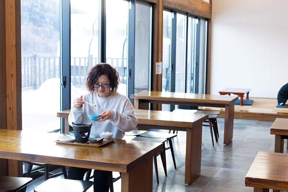 ゆったりと食事を楽しめる「道の駅遠野 風の丘」のフードホール