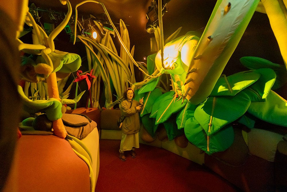 巨大な昆虫のぬいぐるみが並ぶ、子供に人気の「大地の部屋」展示