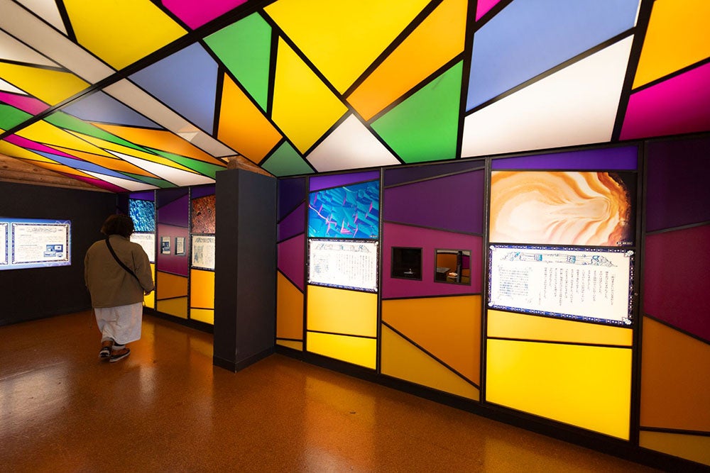 宝石や鉱物が美しく並ぶ「石の教室」。宮沢賢治が愛した石の世界