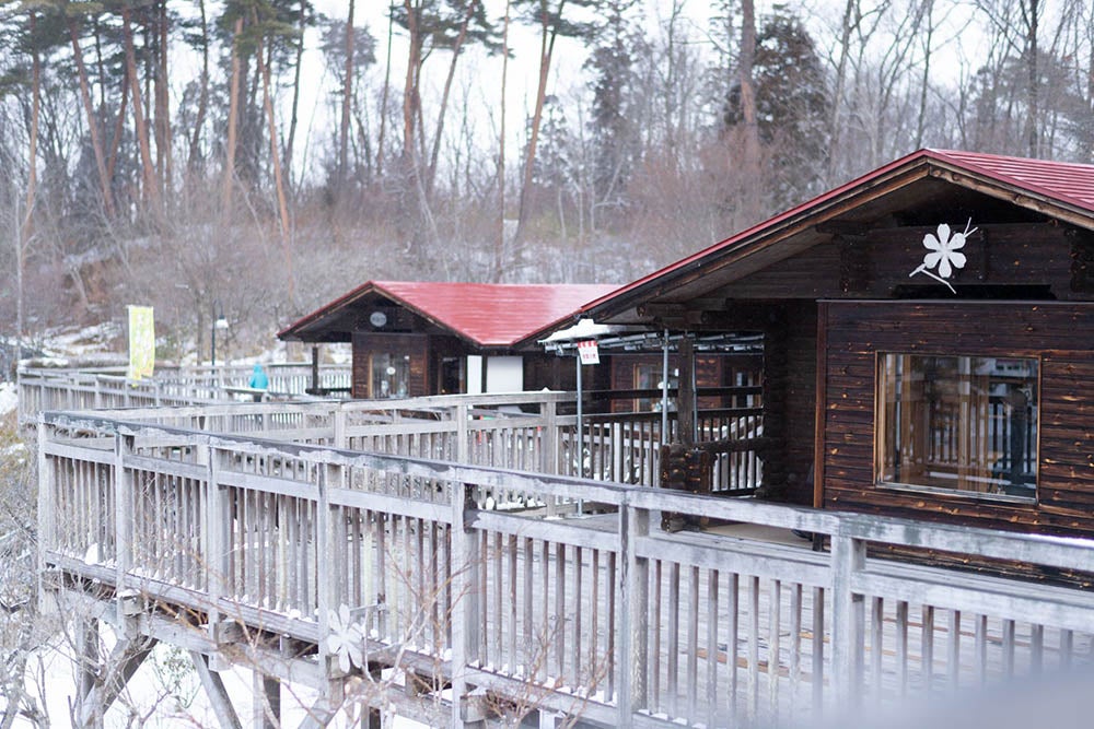岩手県産品や賢治グッズが揃うお土産店「森の店っこや」の外観