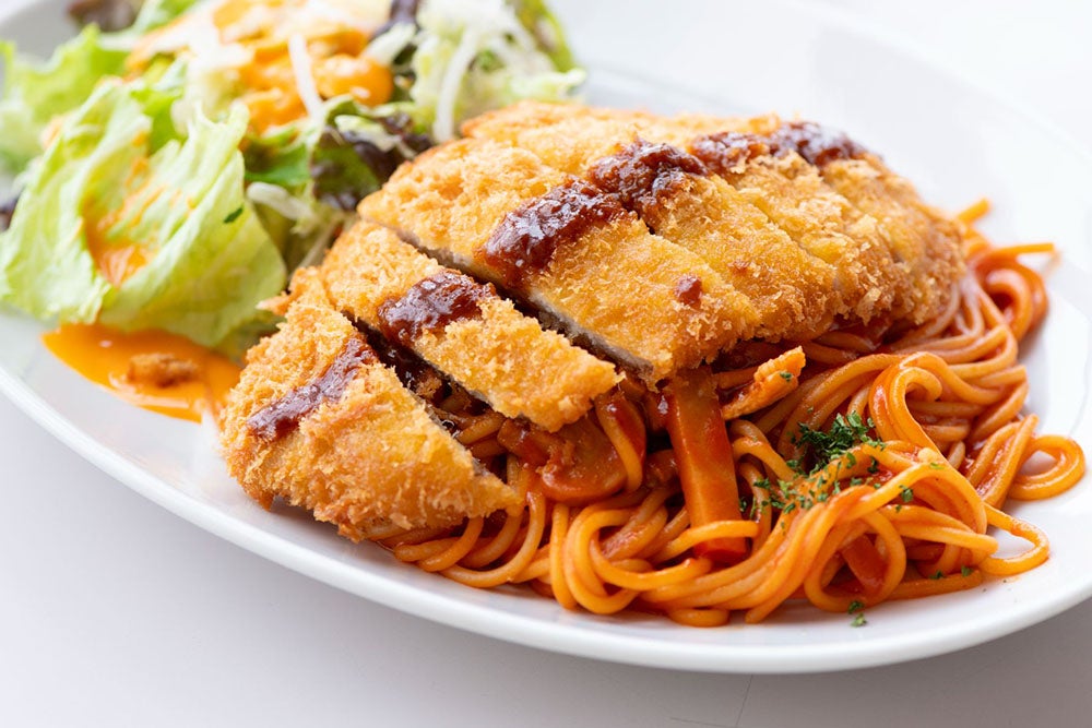 商標登録メニュー「ナポリかつ」。ナポリタンととんかつが乗ったボリューム満点の一皿