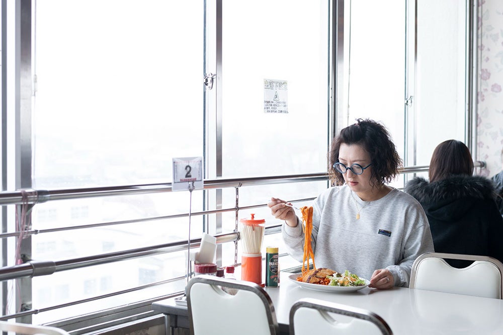 マルカンビル大食堂の窓際席。岩手県花巻市ののどかな街並みが見える