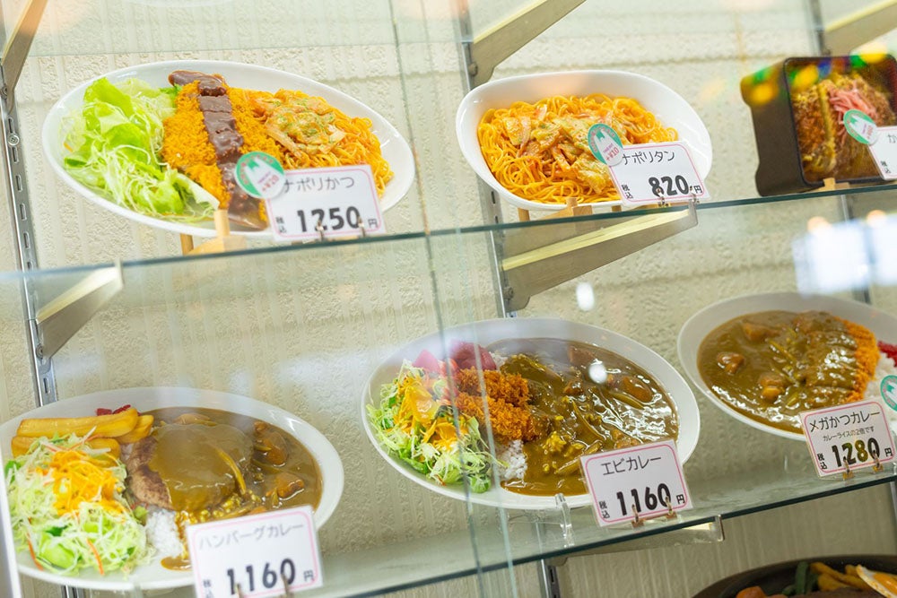 昭和レトロな雰囲気が残る花巻市マルカンビル大食堂の食品サンプルショーケース