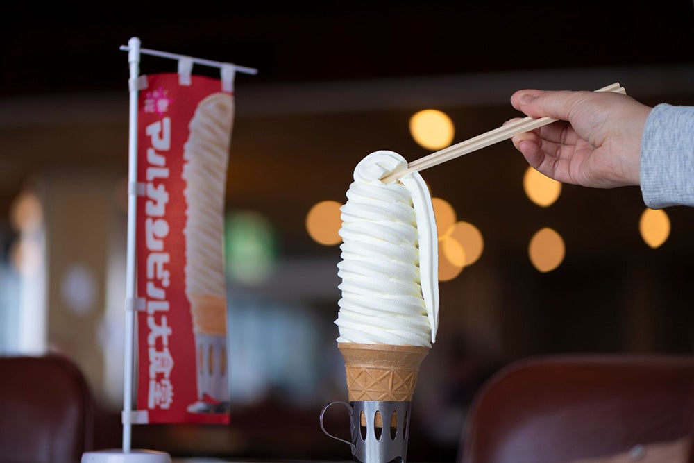 箸で食べるのがツウ！10段巻きの巨大な「マルカンソフトクリーム」