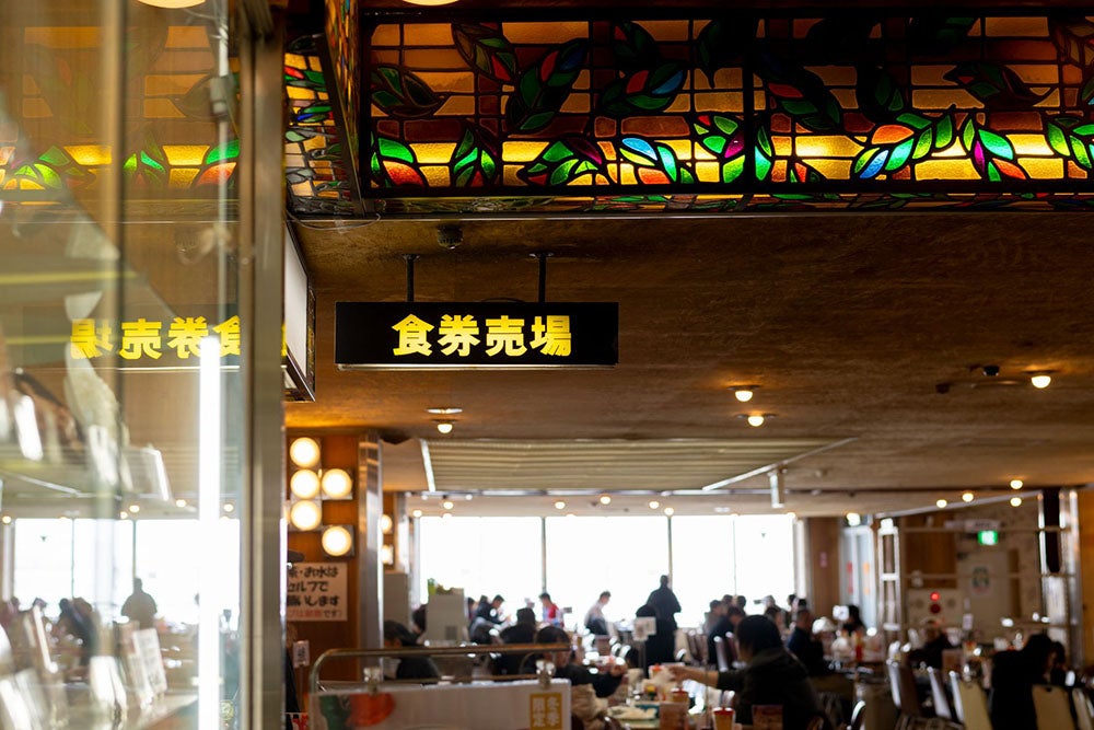 マルカンビル大食堂の食券売場。昭和を感じさせるステンドグラスと看板