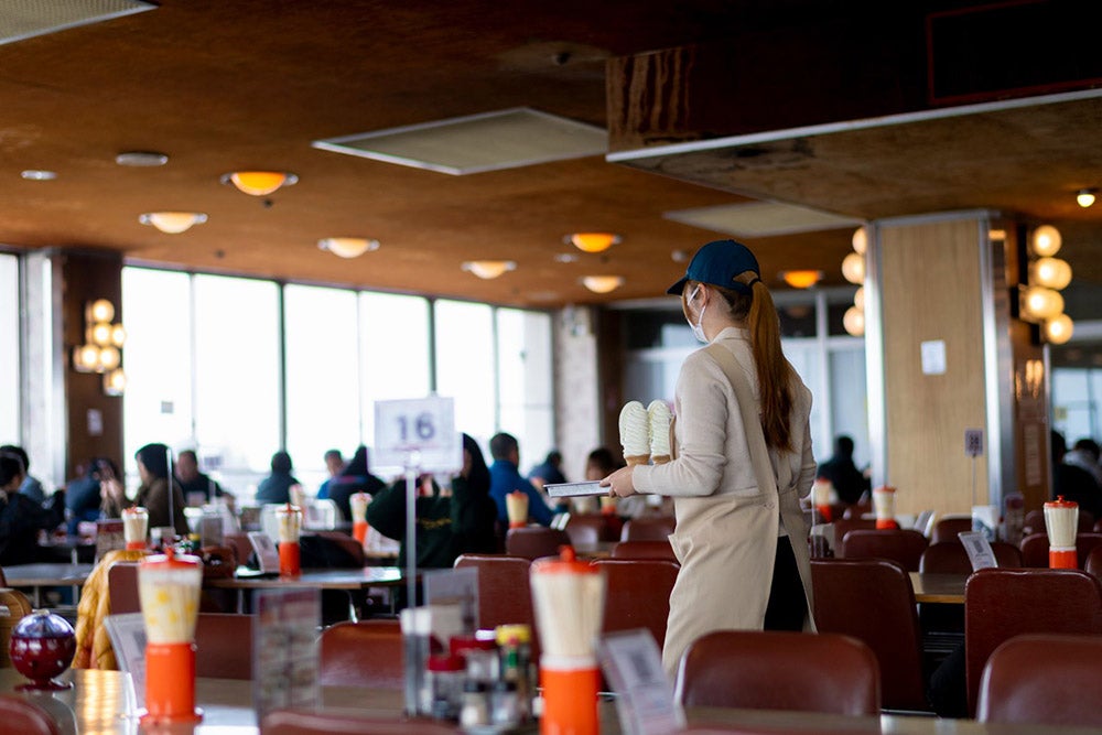 岩手県花巻市のレトロな聖地「マルカンビル大食堂」の賑わう店内風景