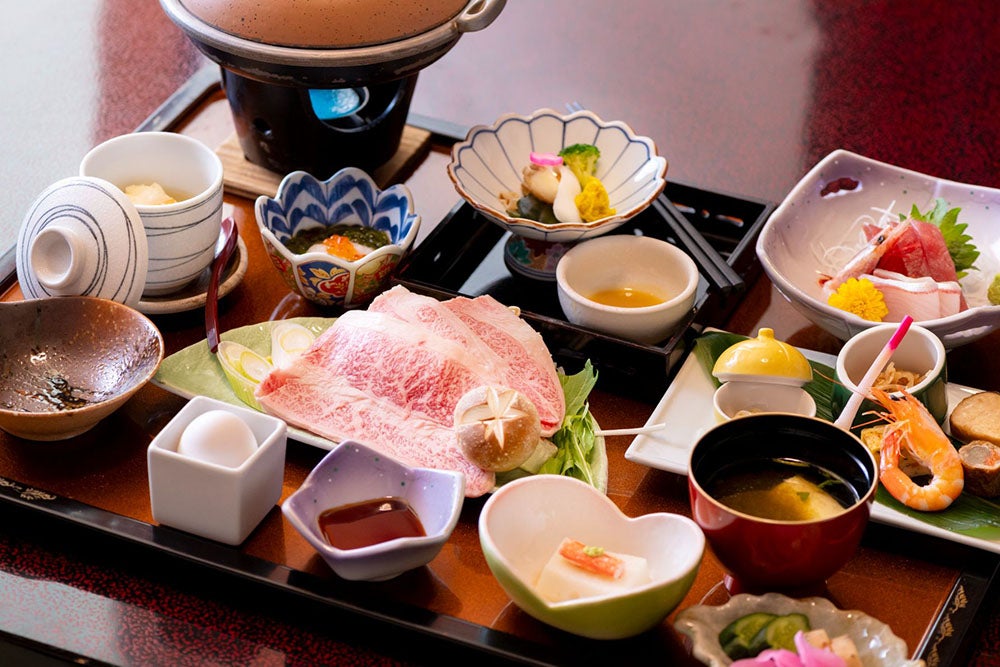 藤三旅館の豪華な部屋食。いわて和牛のすき焼きと岩手名物の数々