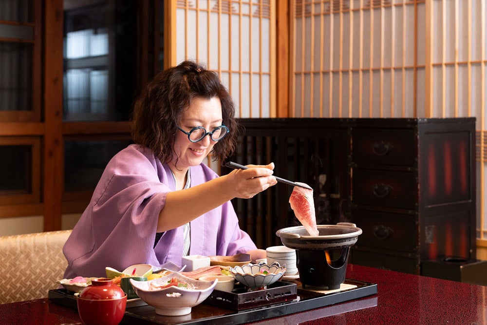 いわて和牛のすき焼きに舌鼓を打つ筆者