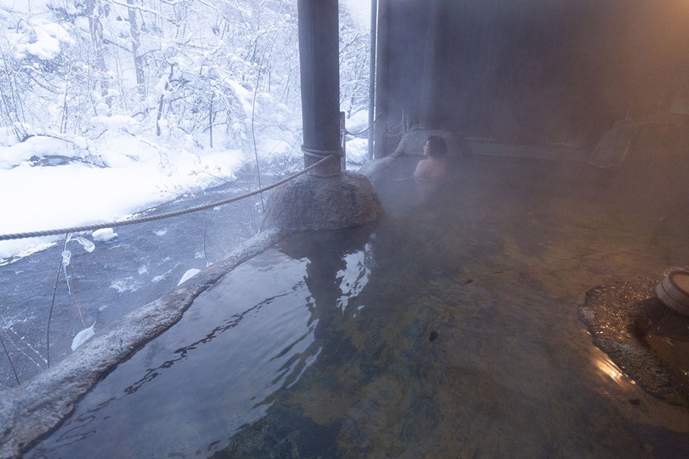 豊沢川の渓流を望む「桂の湯」露天風呂。雪景色の中で楽しむ雪見風呂